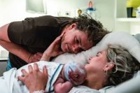 Geboortereportage-Hoorn-10 Papa kijkt verliefd naar zijn pasgeboren zoon
