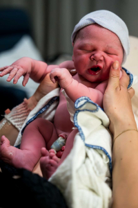 Geboortereportage-Hoorn-11 Mama bekijkt haar pasgeboren zoon in het Dijklander ziekenhuis