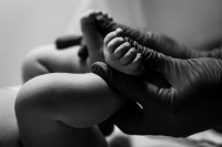 Geboortereportage-Hoorn-12 De verloskundige telt de teentjes van de baby in het Dijklander ziekenhuis