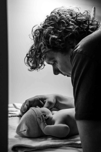 Geboortereportage-Hoorn-13 Papa kijkt volliefde naar zijn pasgeboren zoon in het Dijklander ziekenhuis