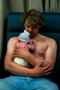 Geboortereportage-Hoorn-14 De baby gaat huid op huid bij papa