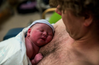 Geboortereportage-Hoorn-15 De baby ligt heerlijk bij papa op zijn borst in het Dijklander ziekenhuis in Hoorn