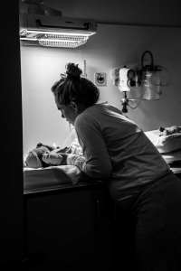 Geboortereportage-Hoorn-16 Mama kleedt haar zoontje voor het eerst aan in het ziekenhuis na de bevalling