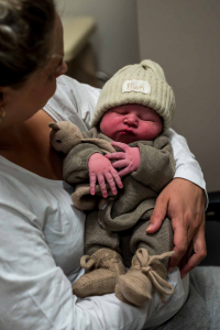 Geboortereportage-Hoorn-17 Voor het eerst heeft de baby kleertjes aan