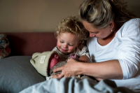 Geboortereportage-Hoorn-18 Grote broer houdt trots zijn babybroertje vast in hoorn