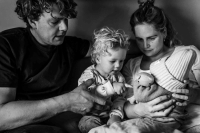 Geboortereportage-Hoorn-19 De eerste foto als gezin van vier na de bevalling