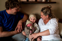 Geboortereportage-Hoorn-20 Voor het eerst met zijn vieren op de foto als de baby geboren is