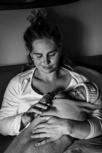 Geboortereportage-Hoorn-22 Een dag na de bevalling lekker in je eigen bed met je baby in je armen