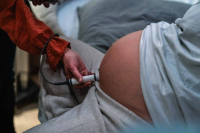 Geboortereportage-Hoorn-4 De verloskundige luistert naar de hartslag van de baby tijdens de bevalling