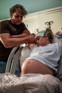 Geboortereportage-Hoorn-5 De mama puft haar weeën weg tijdens de bevalling in het Dijklander ziekenhuis
