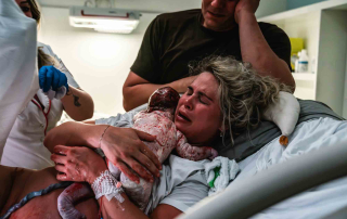 Het moment dat de baby geboren wordt in het Dijklander in Hoorn vastgelegd door de geboortefotograaf