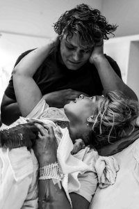 Geboortereportage-Hoorn-8 De ontlading en emoties bij de ouders na de geboorte van hun baby in het ziekenhuis in Hoorn