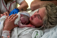 Geboortereportage-Hoorn-9 De pasgeboren baby ligt op de borst bij mama