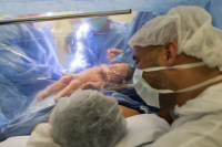 De ouders zien voor de eerste keer hun dochter die met een keizersnede geboren is