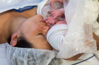 Keizersnede Amsterdam-13 Mama ontmoet voor het eerst haar baby na de keizersnede