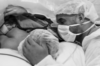 Keizersnede Amsterdam-15 De ouders bewonderen un pasgeboren dochter op de ok