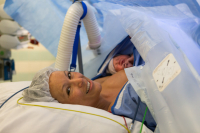 Keizersnede Amsterdam-16 De mama is zo blij dat de keizersnede erop zit en dat ze een gezonde dochter heeft