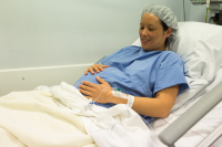 Keizersnede Amsterdam-8 De aanstaande mama houdt nog even haar zwangere buik vast