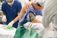 Keizersnede Amsterdam-9 De ruggenprik wordt op de ok gezet voor de geplande keizersnede