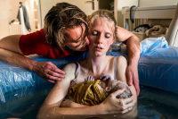 eerste ontmoeting tussen ouders en hun baby na de geboorte