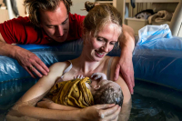 Opluchting nadat hun baby thuis in bad is geboren