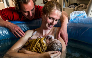 Opluchting nadat hun baby thuis in bad is geboren
