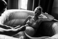 Moeder vangt rustig haar weeën op in bad.