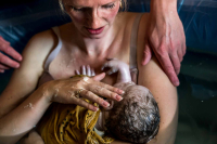 eerste huid-op-huid contact na de geboorte